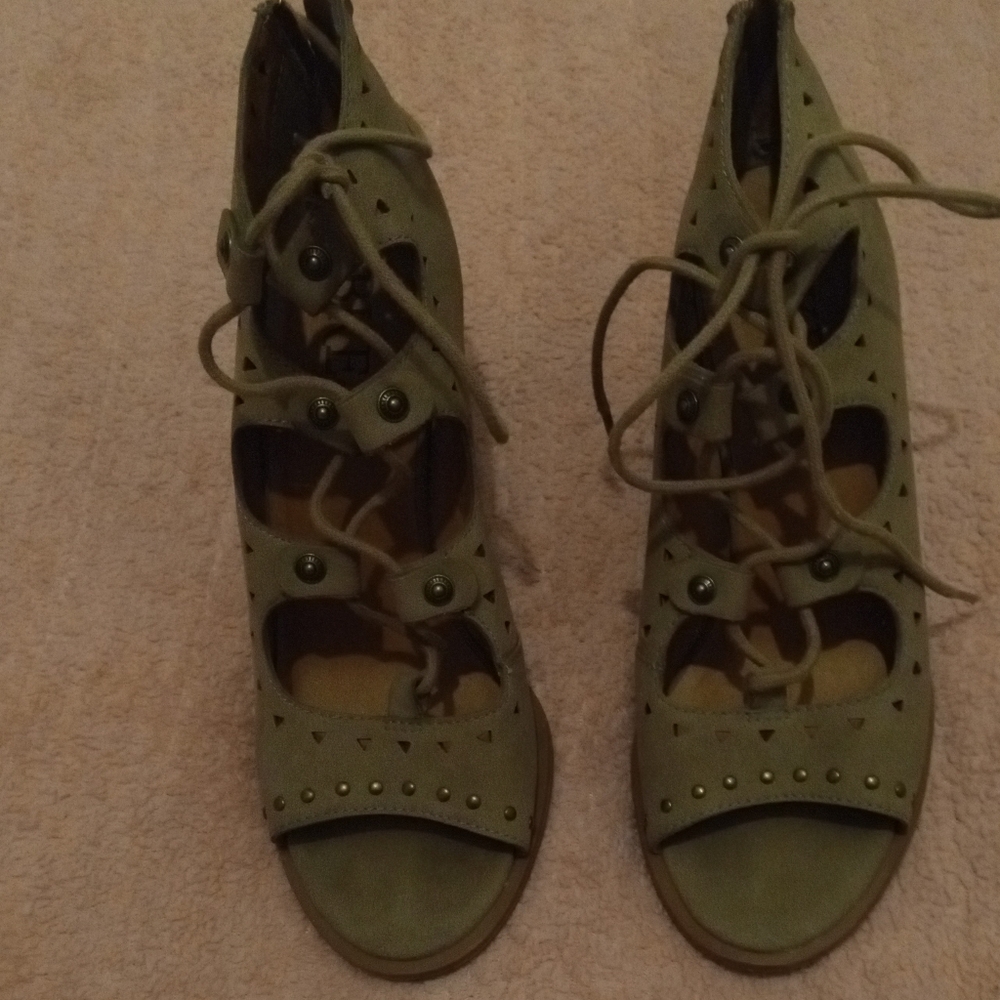 Green cute shoes that tie